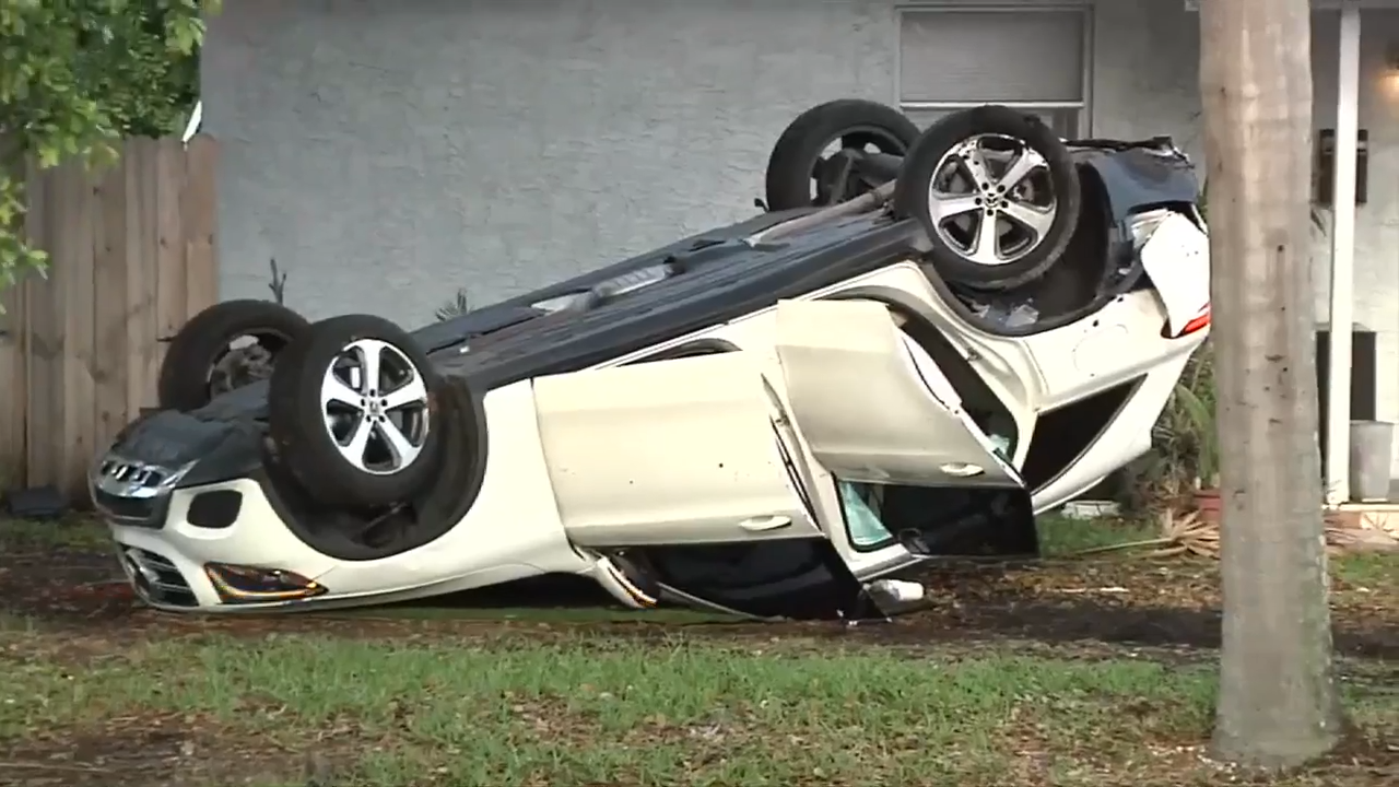 Police pursuit ends with rollover crash on front yard of Fort Lauderdale home, suspected burglar in custody - WSVN 7News | Miami News, Weather, Sports