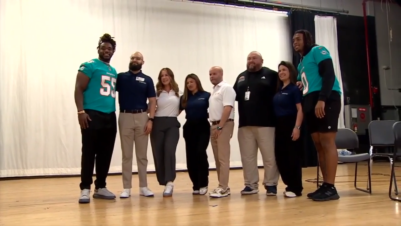 Former Miami Dolphin Alec Ingold hosts ‘Money Mini Camp’ at Northeast High School in Oakland Park - WSVN 7News | Miami News, Weather, Sports