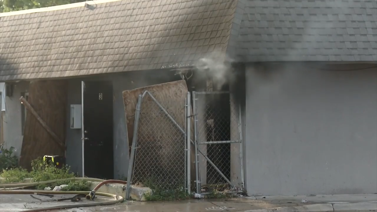 Crews extinguish fire at apartment complex in Lauderhill; no injuries reported - WSVN 7News | Miami News, Weather, Sports