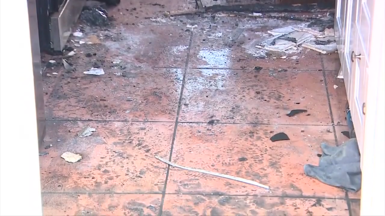 Fire crews pull trapped woman from apartment fire in Fort Lauderdale - WSVN 7News | Miami News, Weather, Sports