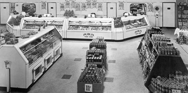 The first Publix scale, in the back to the right, at a Publix Super Market in Winter Haven, Florida, circa 1930.