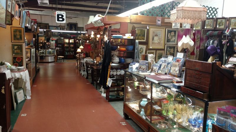 11 hidden flea markets in Florida perfect for bargain hunters 2 Renninger's Flea Market & Antique Center - Mt Dora, Florida