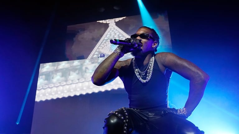 Rapper Offset makes a guest appearance during Metro Boomin's set...