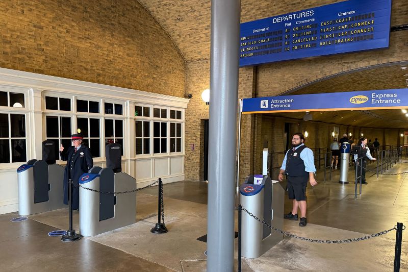 Themed King's Cross photo validation machines at Hogwarts Express attraction Universal Studios Florida 