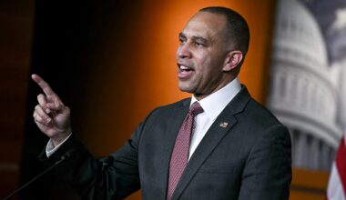 Jeffries calls DeSantis a lame duck over Florida redistricting push
