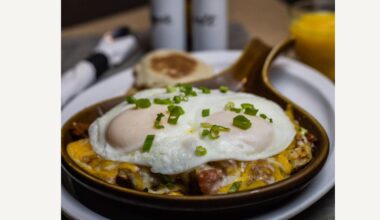 Breakfast and brunch eatery Le Peep is officially open on 3551 S. Blair Stone Road.