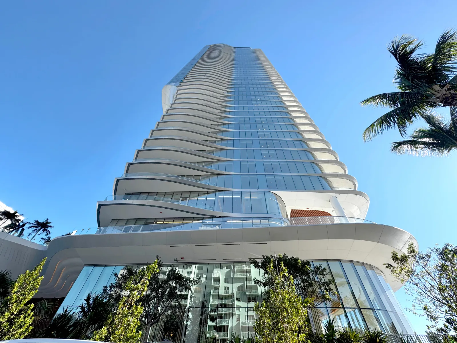 The Una Residences tower features a glass fiber reinforced concrete (GFRC) façade with a highly finished silver glaze.