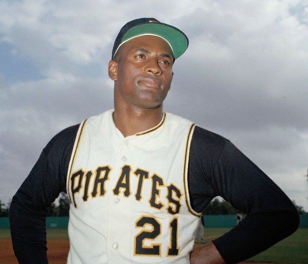 En esta foto de arcivo del 1967 se ve jardinero del equipo de béisbol de los Piratas de Pittsburgh, Roberto Clemente.