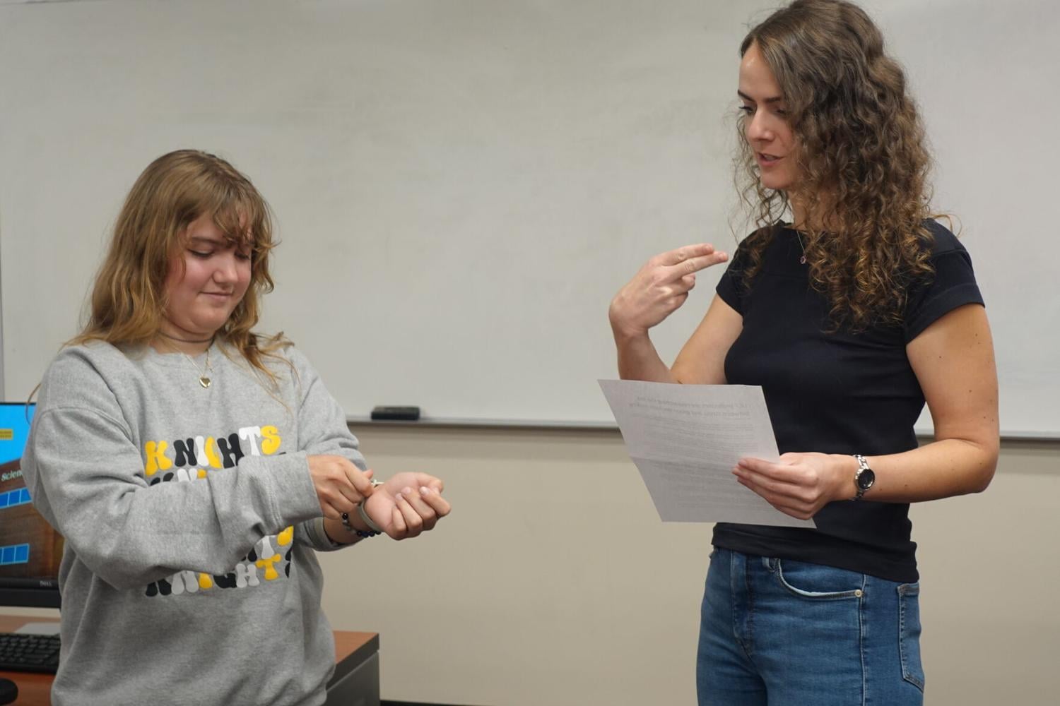 Professors research the link between stress, decision-making to improve communication | News