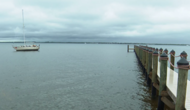 Derelict boat anchored on Caloosahatchee as anxious homeowners await state action | Investigations