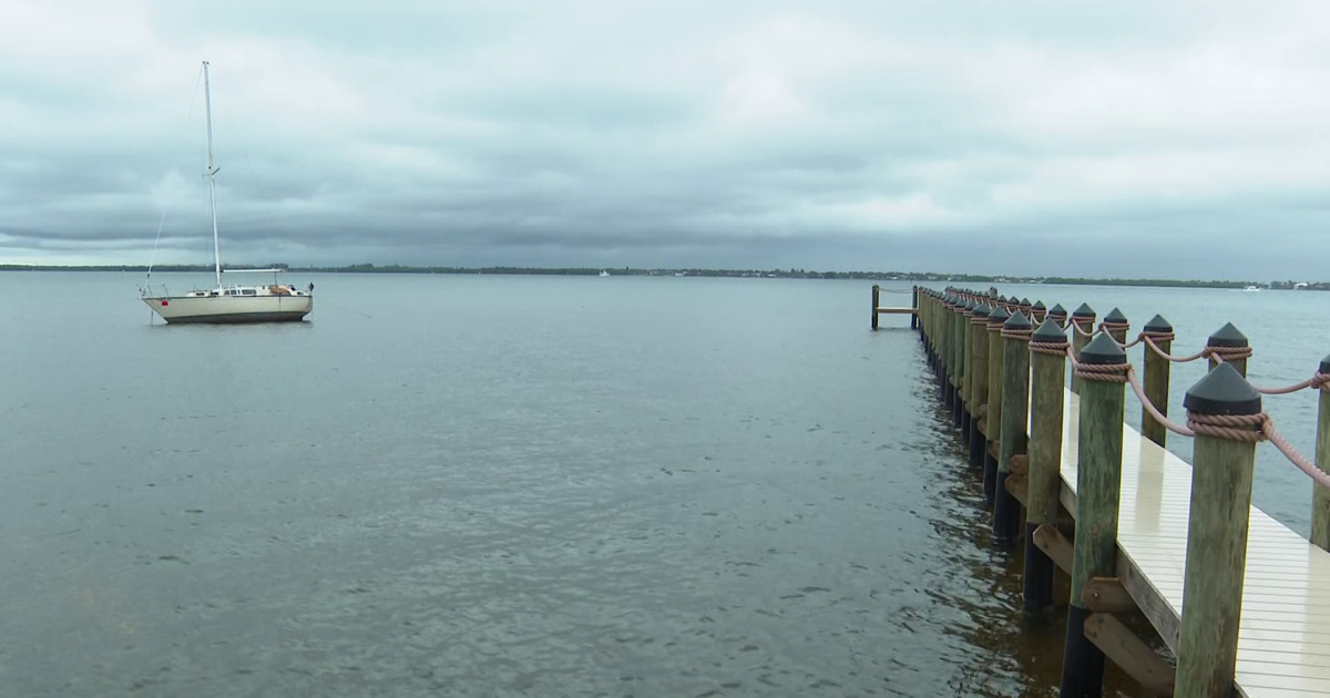 Derelict boat anchored on Caloosahatchee as anxious homeowners await state action | Investigations