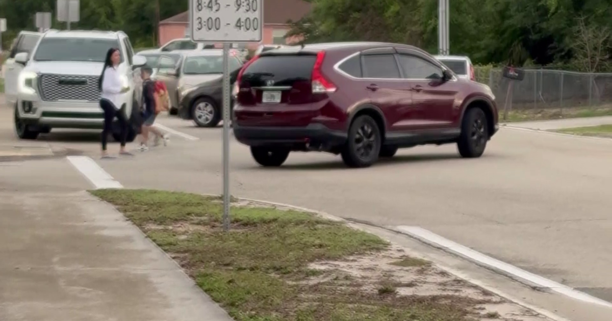 Lee County parents demand safety changes at Sunshine Elementary drop-off | Lee County