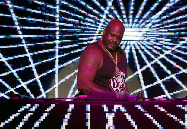 El exjugador de la NBA Shaquille O' Neal, quien usa el nombre artístico de DJ Diesel, en Shaq's Fun House en Miami durante un evento previo del Super Bowl el 1 de febrero de 2020. O'Neal llevará su Shaq's Fun House a Arizona para el Super Bowl de 2023.