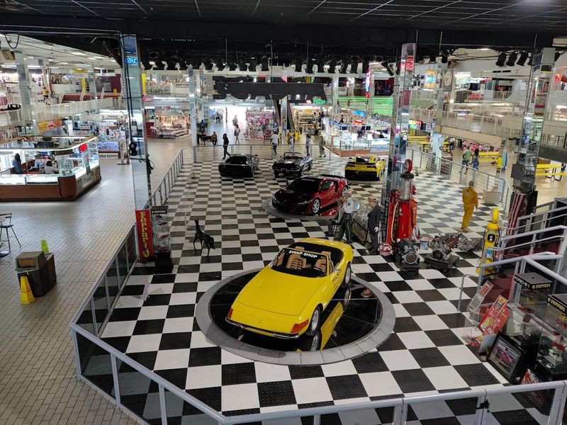 A massive flea market in Florida that's hard to believe 2 The Sheer Size of the Place Will Blow Your Mind