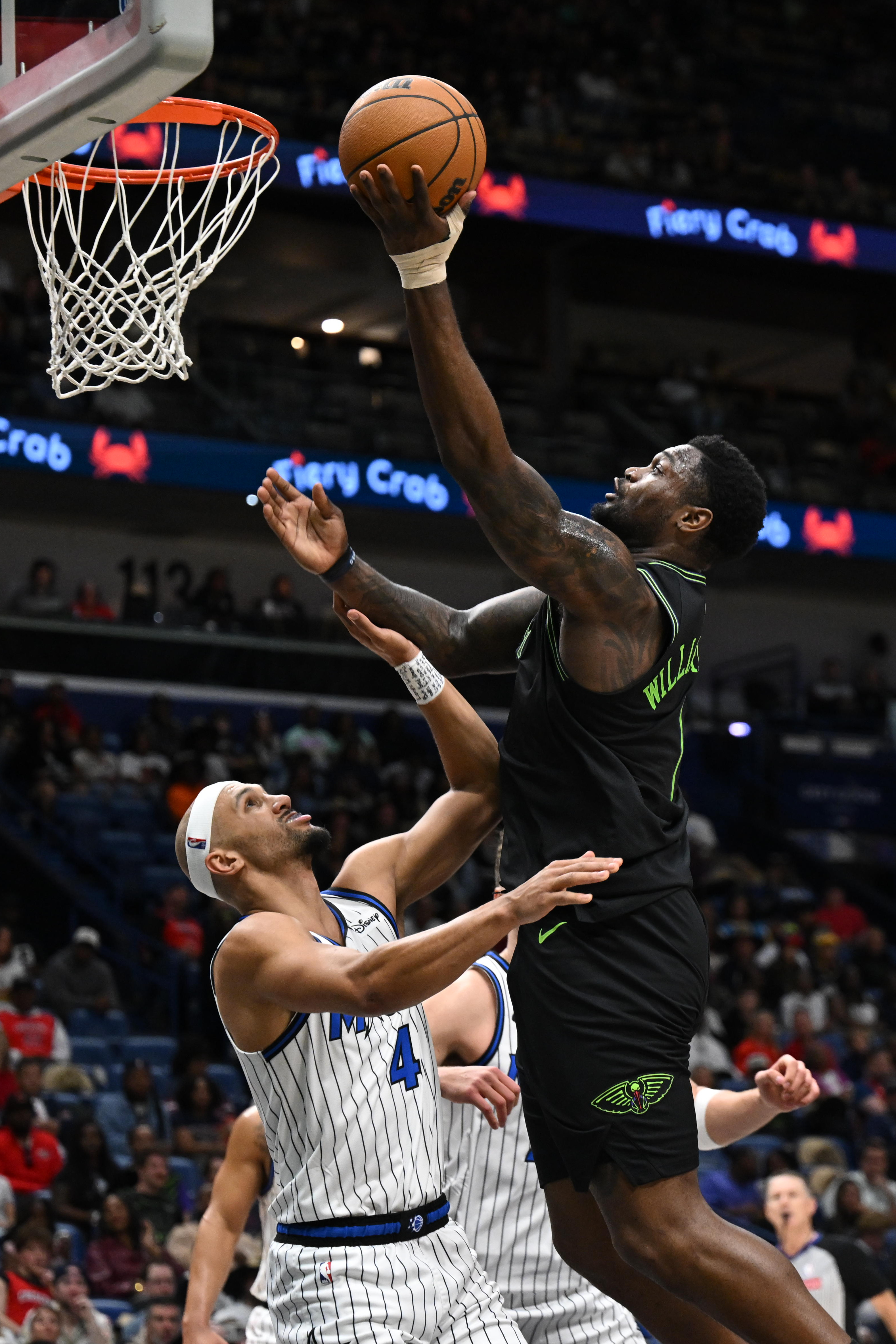 New Orleans Pelicans forward Zion Williamson (1), right, shoots in...