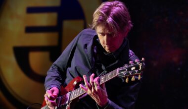 Talking with guitar vituoso Eric Johnson
