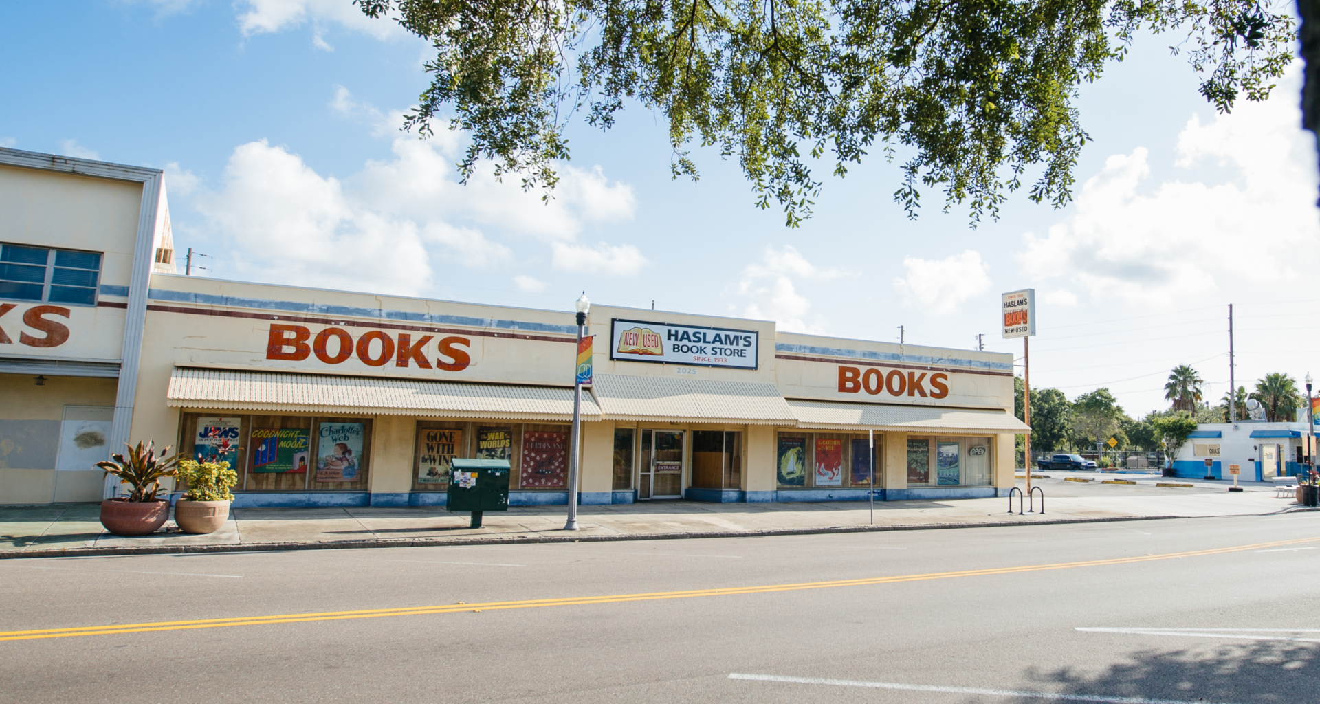 St. Pete man wants to buy long-shuttered Haslam’s bookstore, and he’s selling 500,000 t-shirts to do it 