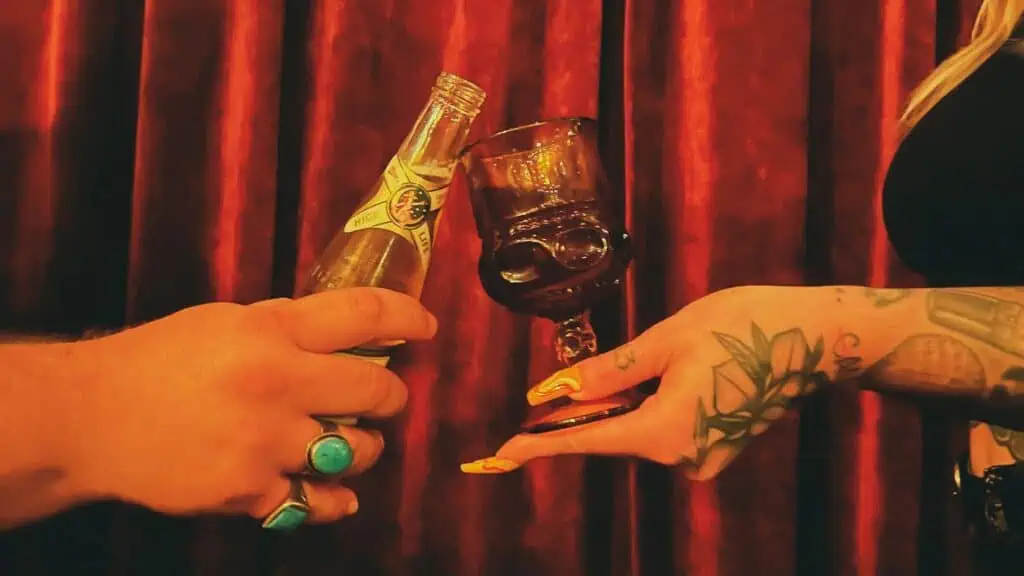 Drinks being shared at La Sétima Club.