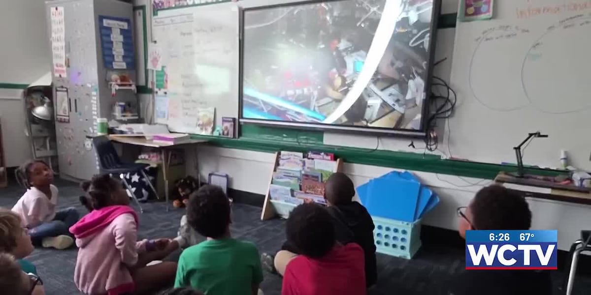 Kate Sullivan Elementary second graders watch Artemis II reach the moon