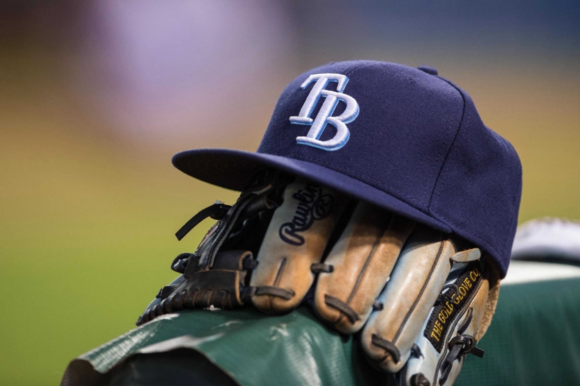 Tampa Bay Rays Fan Has Embarrasing Wardrobe Malfunction, Gives Viewers Full Moon