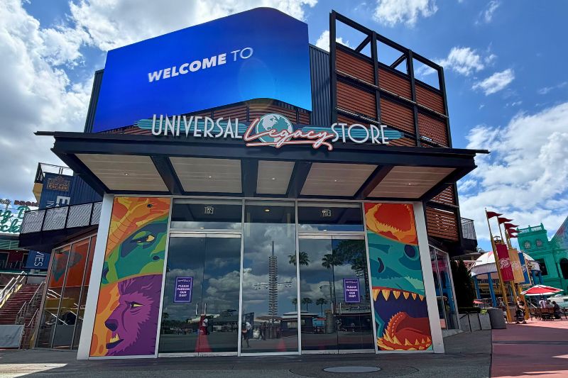 New Universal Legacy Store colorful entrance - photo by @MagicCityMayhem Mikey