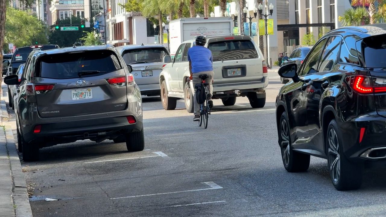 Jorge Barrios commutes from his home in College Park to his job in downtown Orlando everyday by bike. (Spectrum News/Sarah Winkelmann).