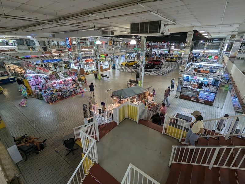 A massive flea market in Florida that's hard to believe 4 The Indoor Section Is a Climate-Controlled Treasure Chest