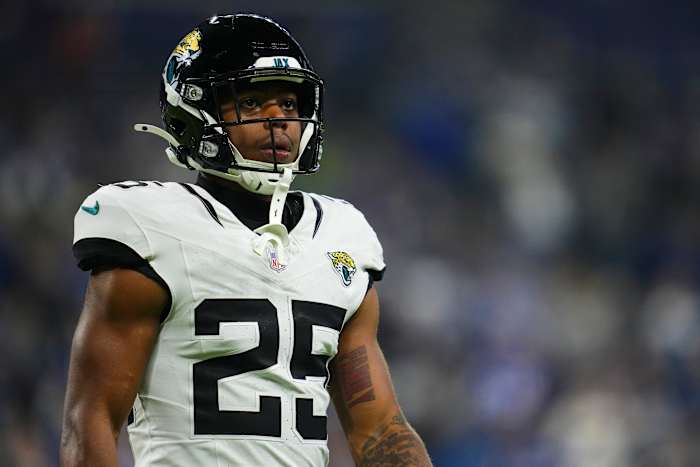 Jacksonville Jaguars safety, Marine Officer Rayuan Lane III swears in recruits before NFL season
