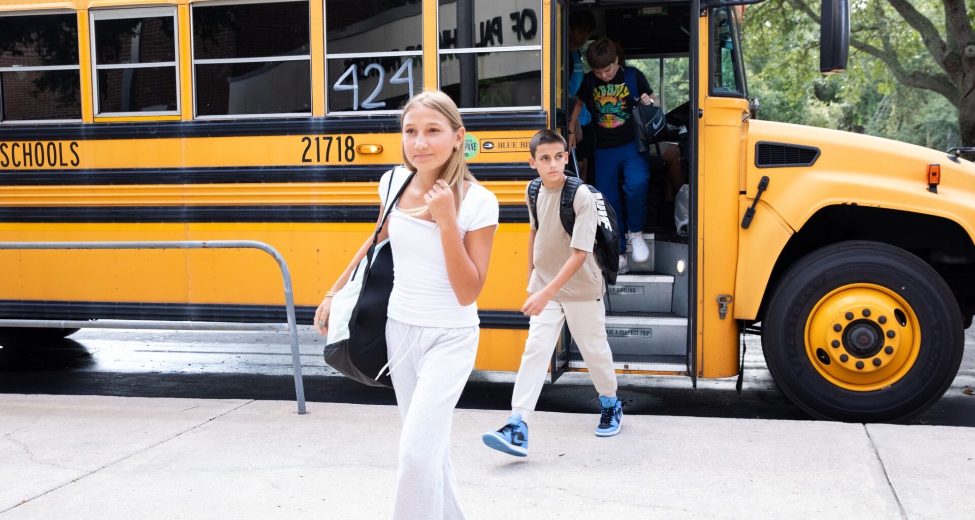 kids getting off school bus