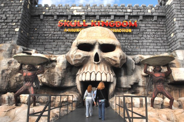 Tourists still stop by to inquire but Skull Kingdom is closed. Horror house Skull Kingdom on International Drive is closing after many years. Skull Kingdom scared tourists of International Drive for about 10 years before it closed in 2006.
