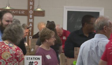 Local church, community pack 1,000 lunches for people experiencing homelessness