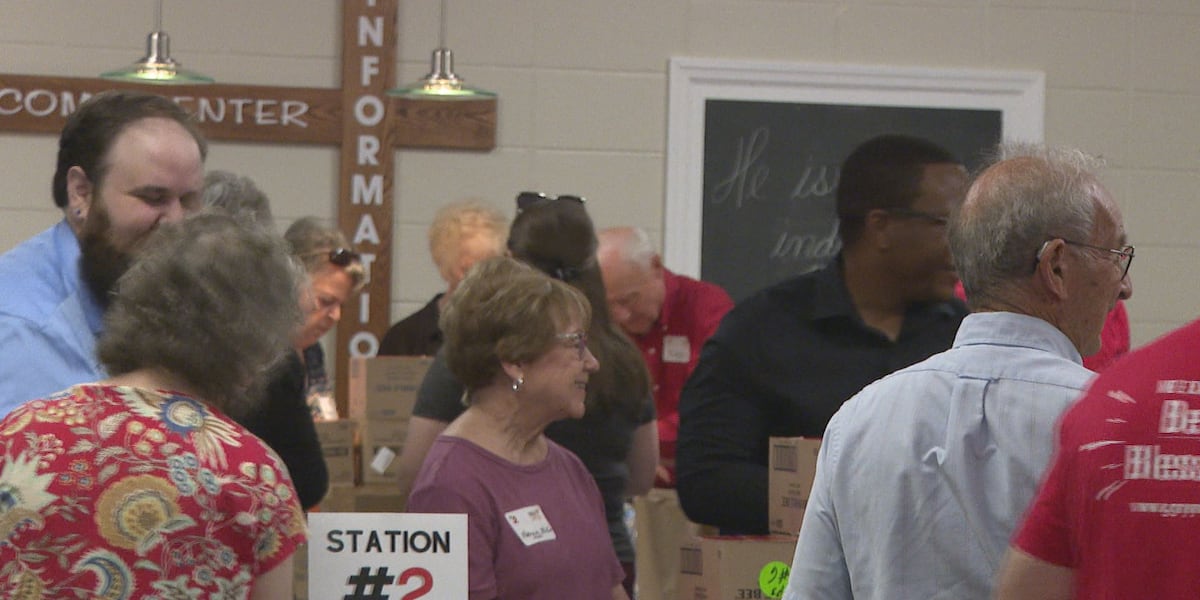 Local church, community pack 1,000 lunches for people experiencing homelessness