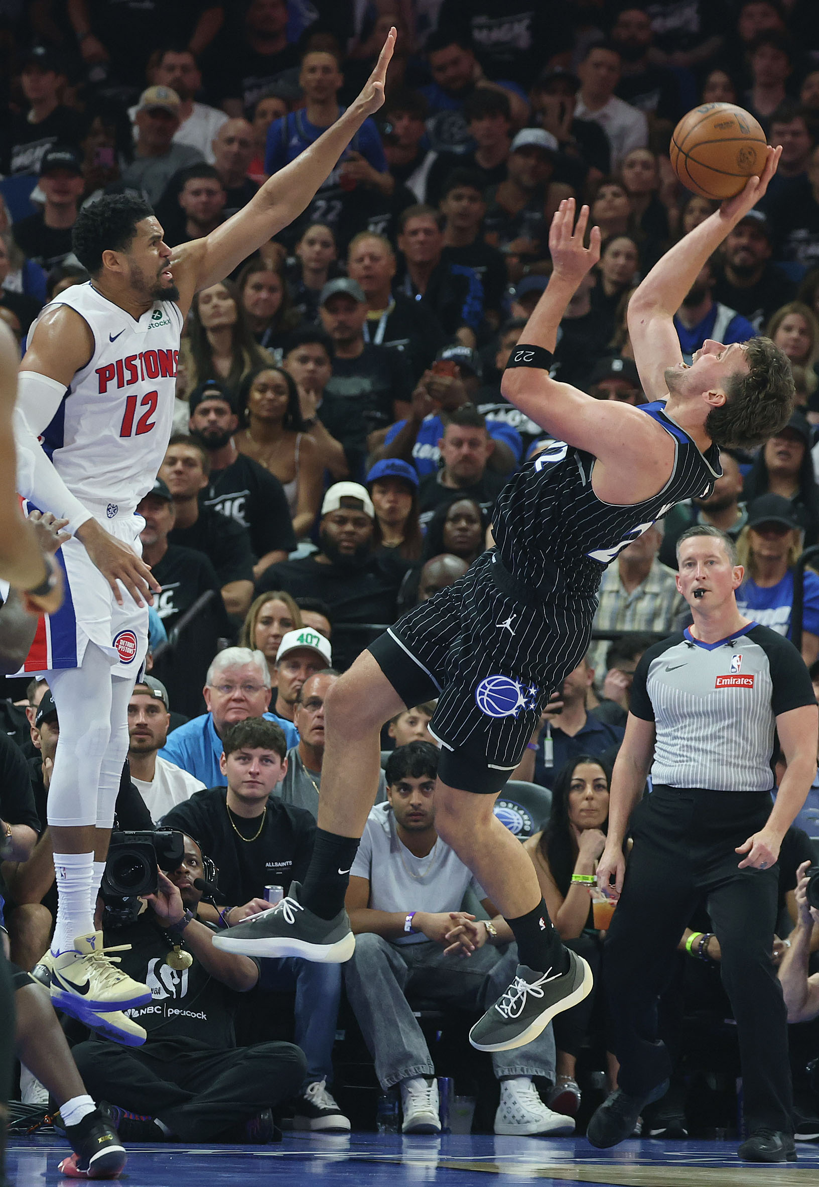 Orlando forward Franz Wagner (22) takes an awkward shot past...
