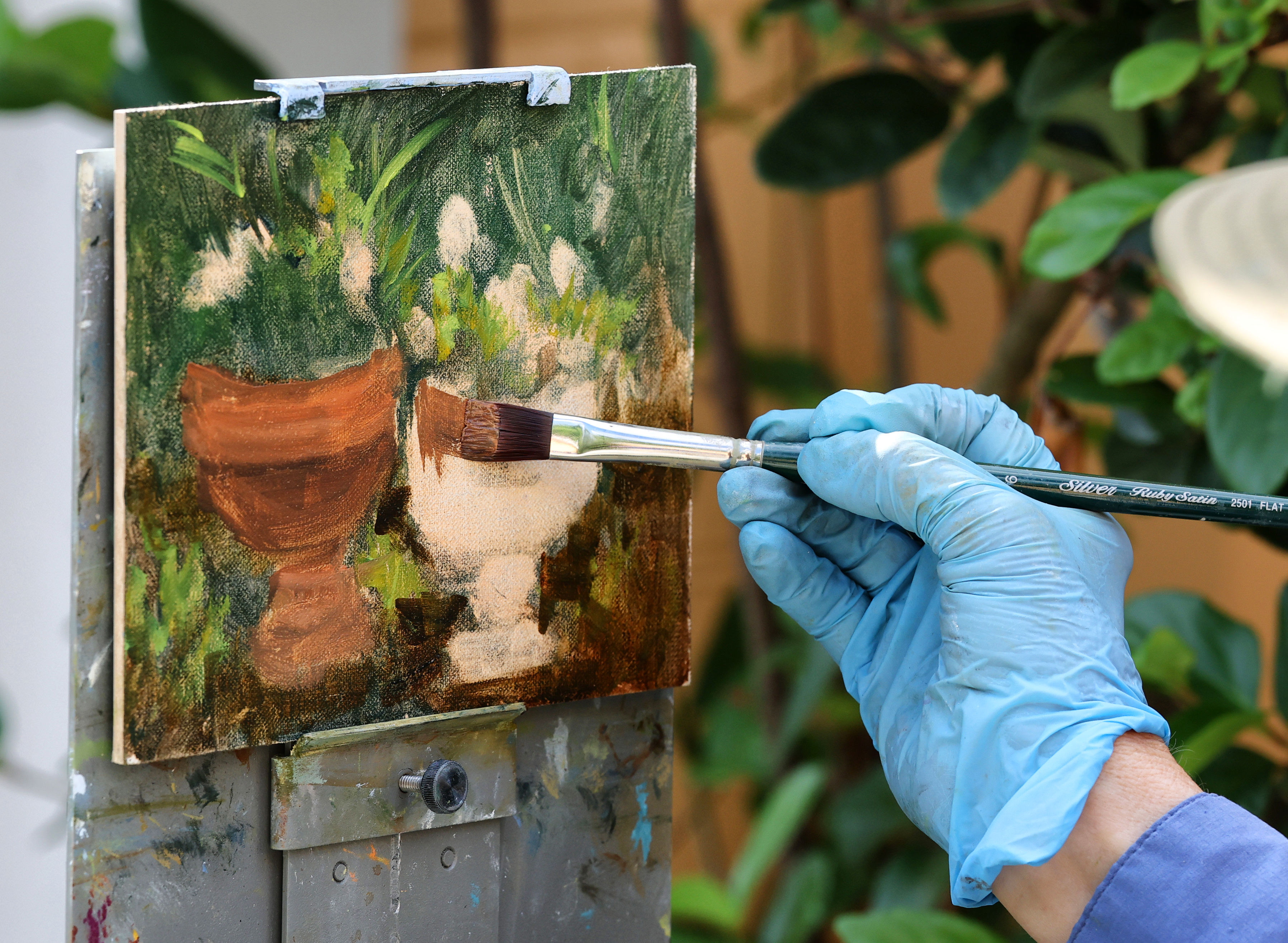 PAINTING OUT â Artist Linda Apriletti from Miami Springs paints...