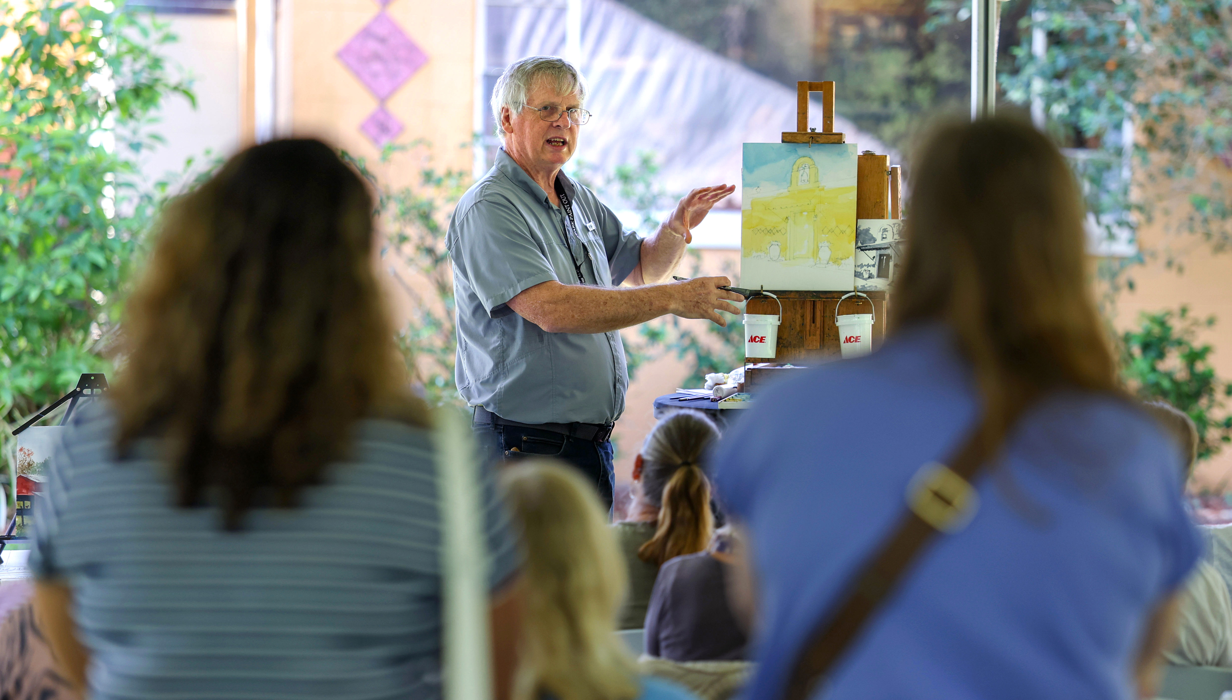PAINTING OUT â Artist Stewart Jones from Orlando demonstrates watercolor...