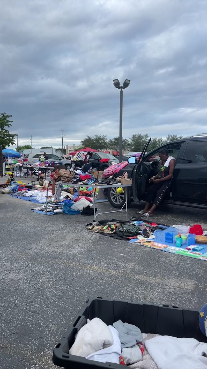 A massive flea market in Florida that's hard to believe 10 Parking, Hours, and Getting There Without Stress