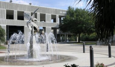 Shot of the front of the University of North Florida entrance and fountain.