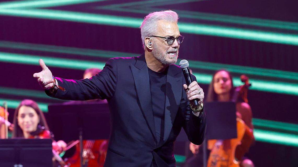 Willy Chirino gets honorary doctorate in music at FIU