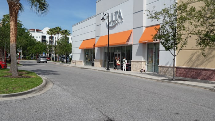 Altamonte Springs police search for man who grabbed woman at Ulta store