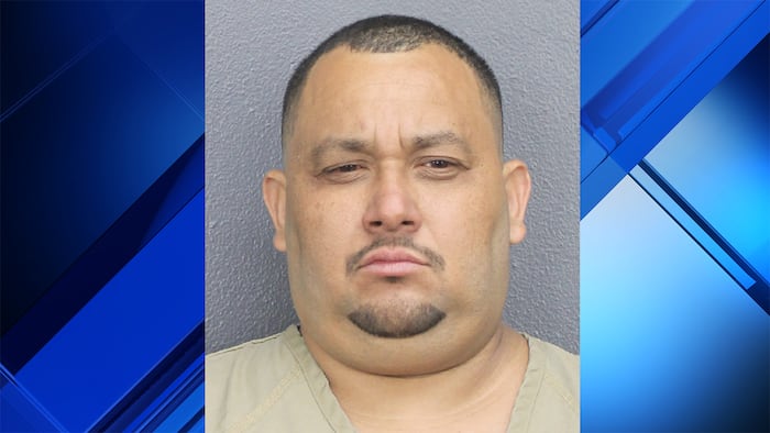 Hollywood man accused of threatening family, officer while holding machete