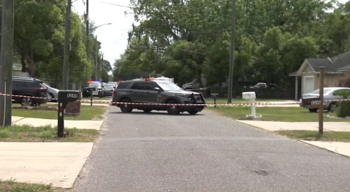 1 person dead, another critical after man and woman found shot outside home on Jacksonville’s Westside