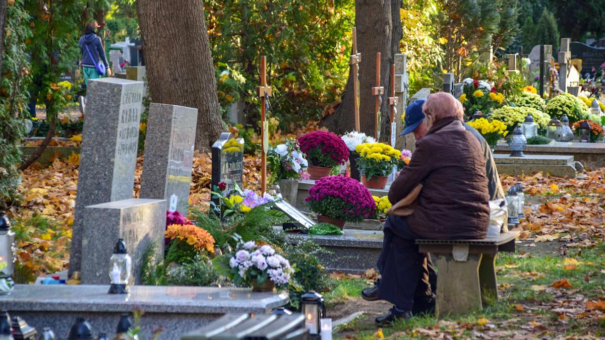 A Tampa couple paid $1,800 for burial plots 20 years ago — now someone else is in their graves