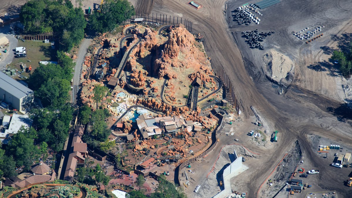 Thanks to a recent photo from aerial photographer bioreconstruct, we can see the tall fences being implemented on the right side of Big Thunder Mountain Railroad. These fences are meant to block guests from seeing the unfinished elements of the construction that surrounds the attraction on that side.