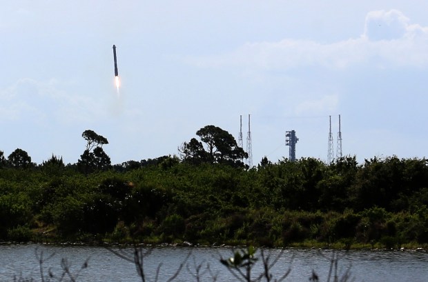 One of two side boosters from a SpaceX Falcon Heavy launch comes in for a landing at Cape Canaveral Space Force Station's Landing Zone 40 on Wednesday, April 29, 2026. (Richard Tribou/Orlando Sentinel)