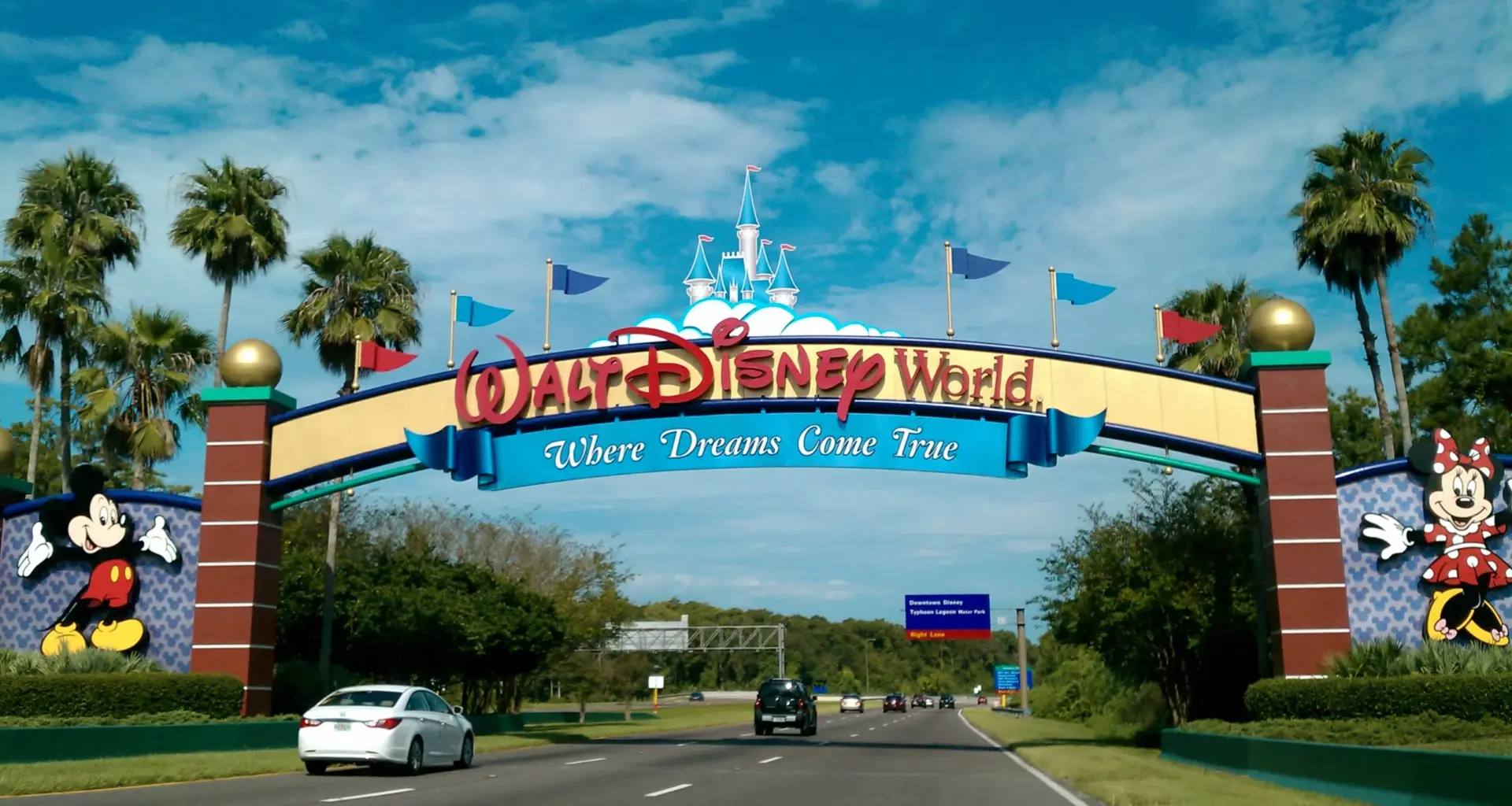 Disney World workers, teachers union urge Disney to drop lawsuits against Orange County