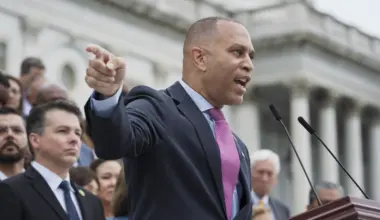 Hakeem Jeffries promises Dems will target 8 GOP incumbents in Florida if redistricting happens