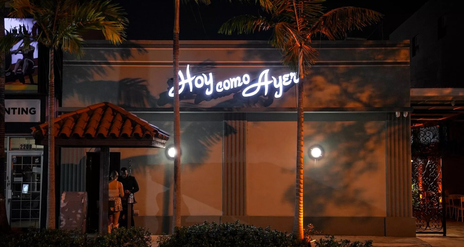 Photo of a venue with a sign that reads Hoy Como Ayer