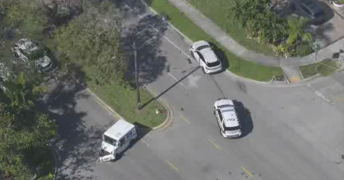 2 men injured after a Fort Lauderdale crash involving a USPS truck, officials say