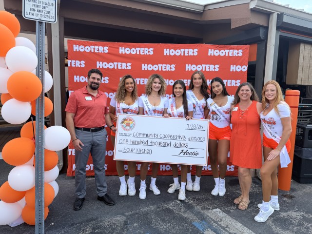 Hooters Fort Myers Celebrates 40 Years with $100,000 Donation to Fight Hunger in Southwest Florida
