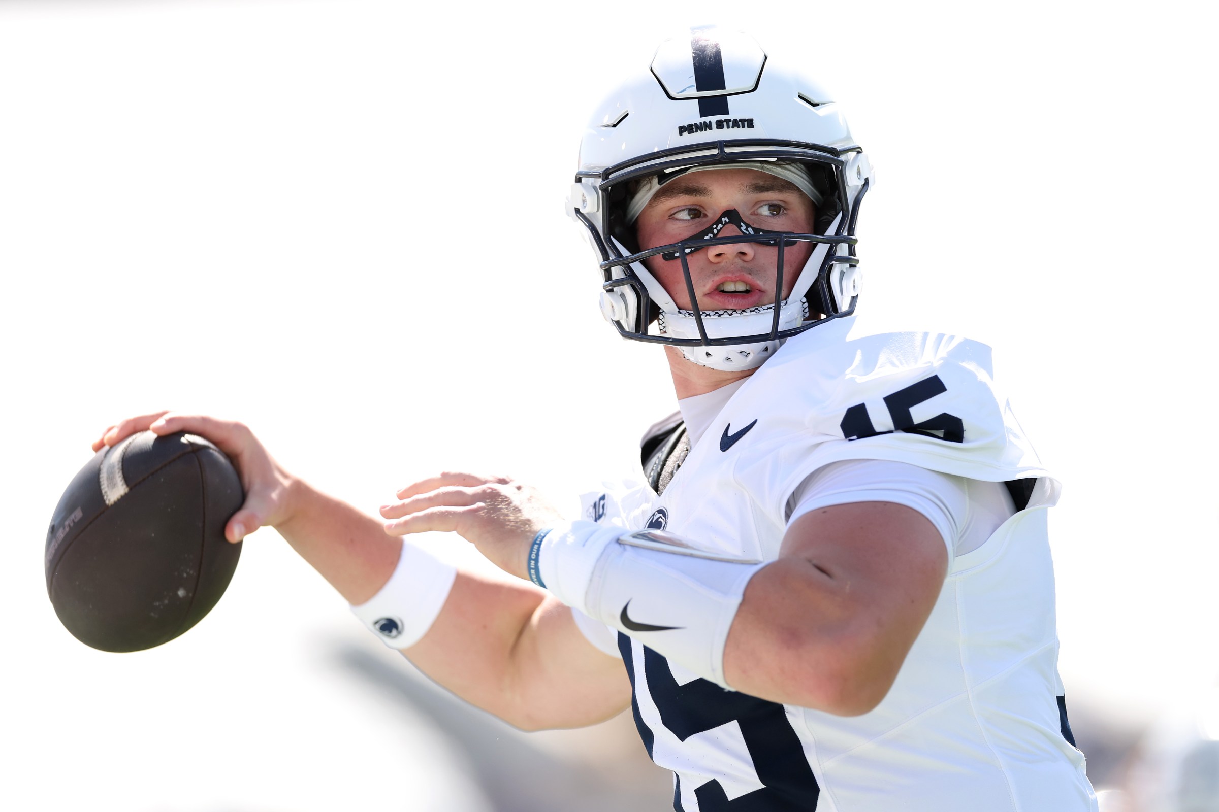 PASADENA, CALIFORNIA - OCTOBER 04: Drew Allar #15 of the Penn State Nittany Lions throws a pass on the sideline against the UCLA Bruins during the second quarter at Rose Bowl Stadium on October 04, 2025 in Pasadena, California. (Photo by Luke Hales/Getty Images)